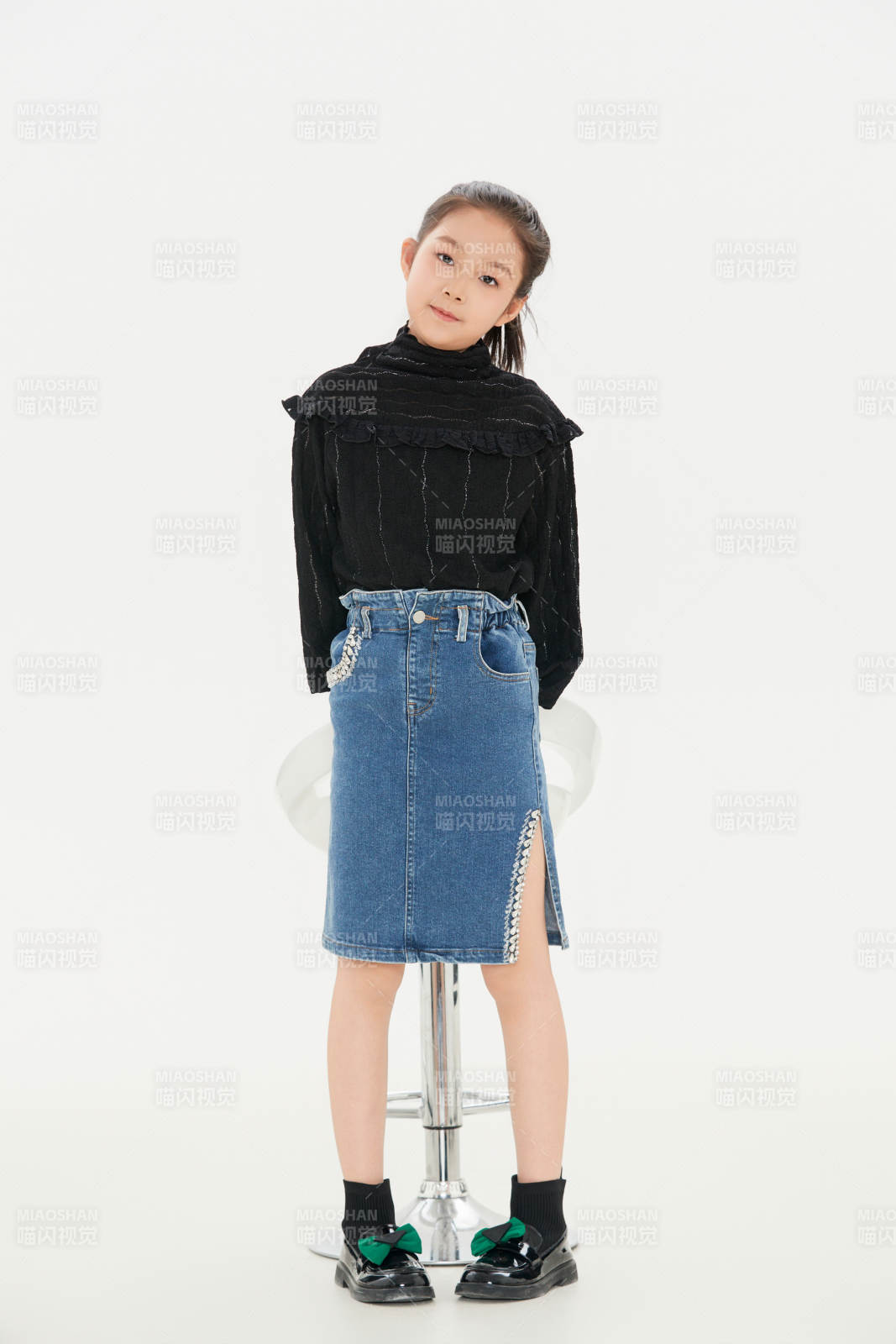 白色背景里的活泼可爱的中国小女孩儿童图片