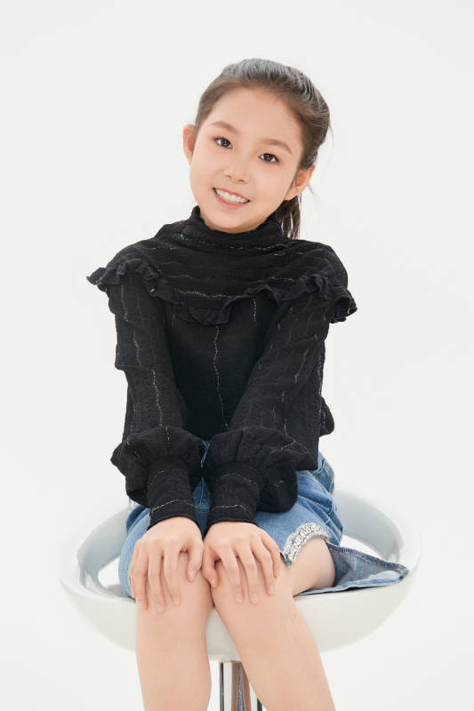 白色背景里的活泼可爱的中国小女孩儿童图片