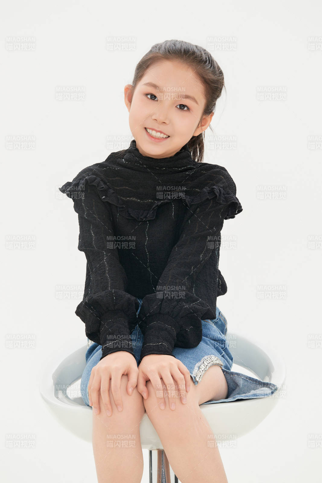 白色背景里的活泼可爱的中国小女孩儿童图片