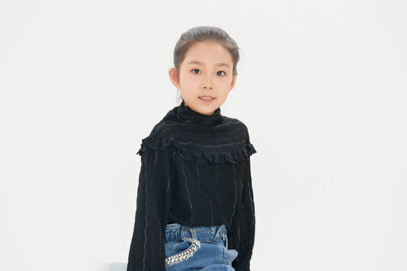 白色背景里的活泼可爱的中国小女孩儿童图片