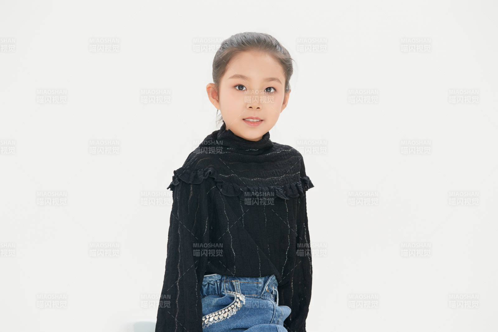 白色背景里的活泼可爱的中国小女孩儿童图片