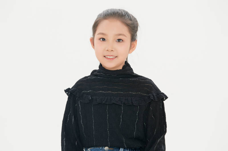 白色背景里的活泼可爱的中国小女孩儿童图片