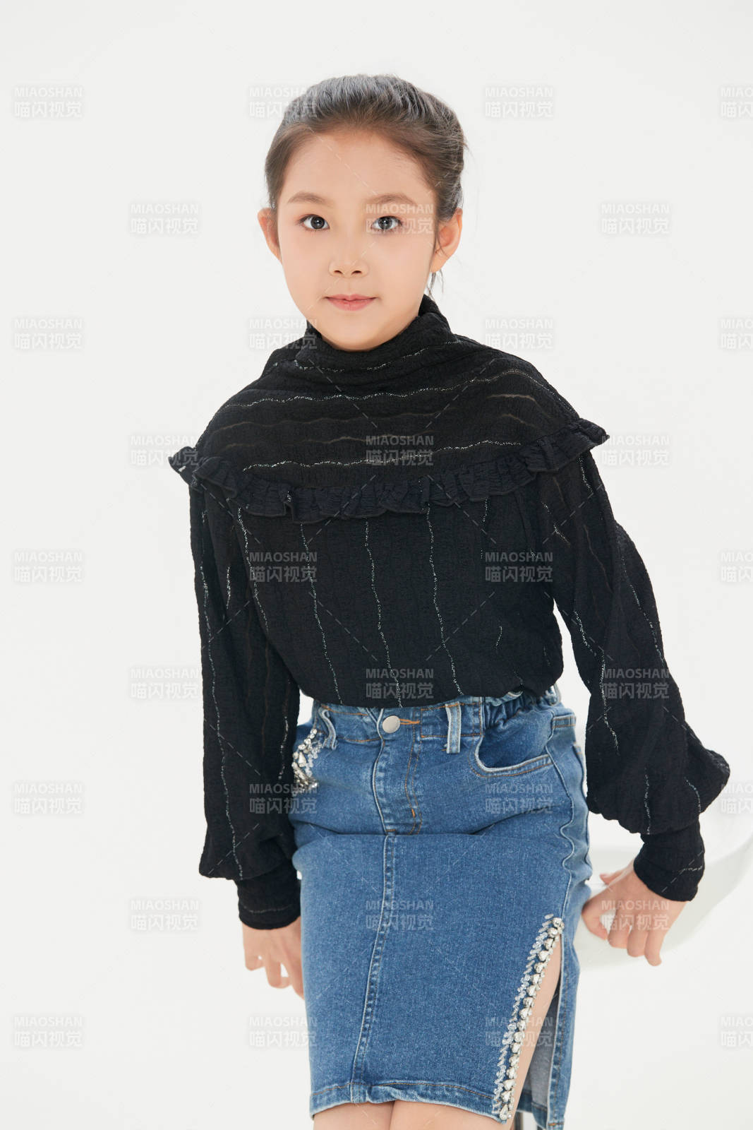 白色背景里的活泼可爱的中国小女孩儿童图片