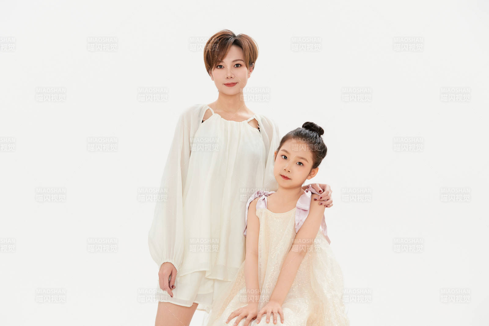 白色背景里的美丽妈妈与可爱女儿亲子人像图片