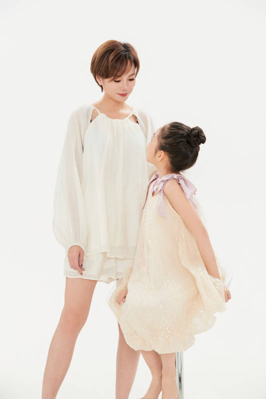 白色背景里的美丽妈妈与可爱女儿亲子人像图片