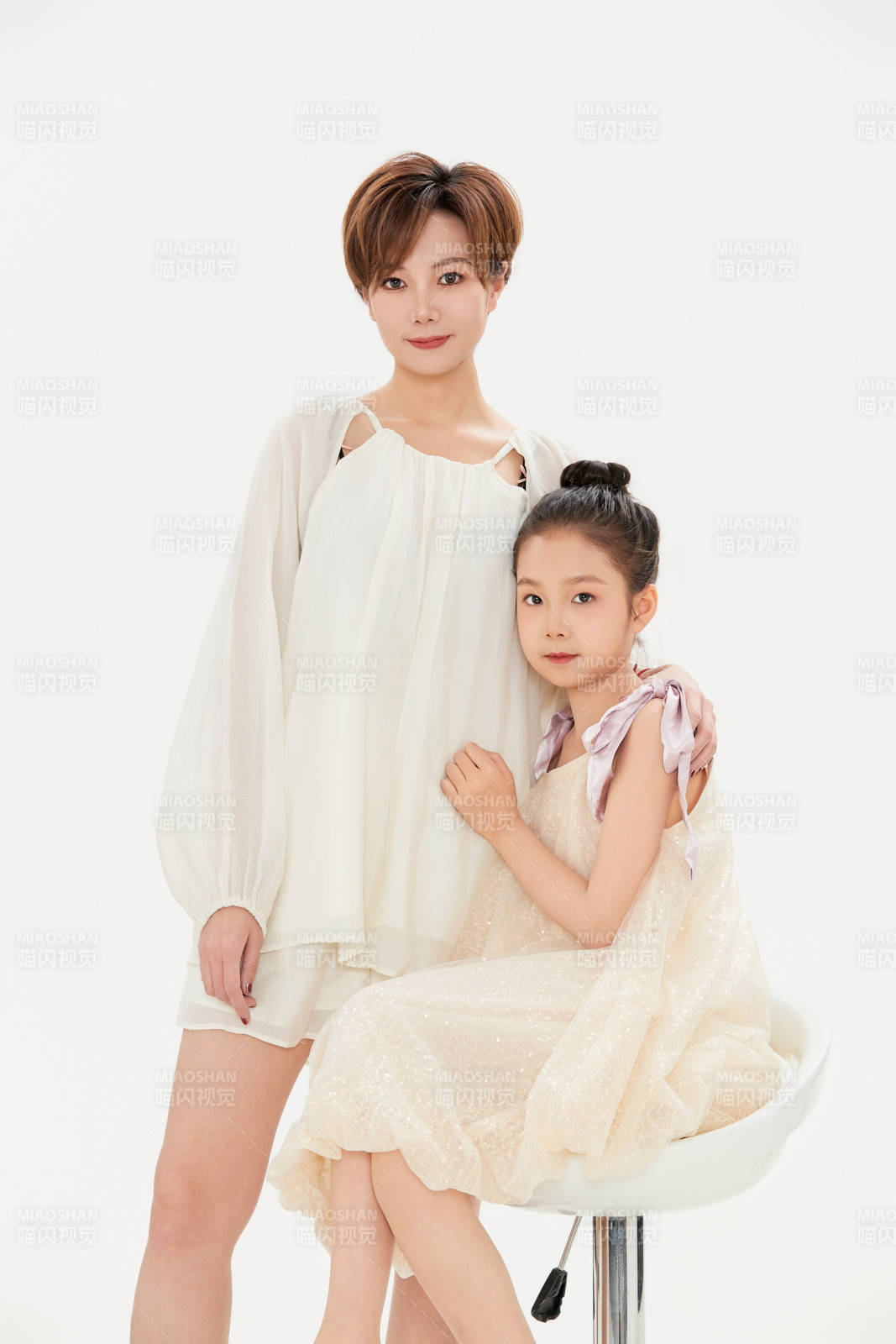白色背景里的美丽妈妈与可爱女儿亲子人像图片