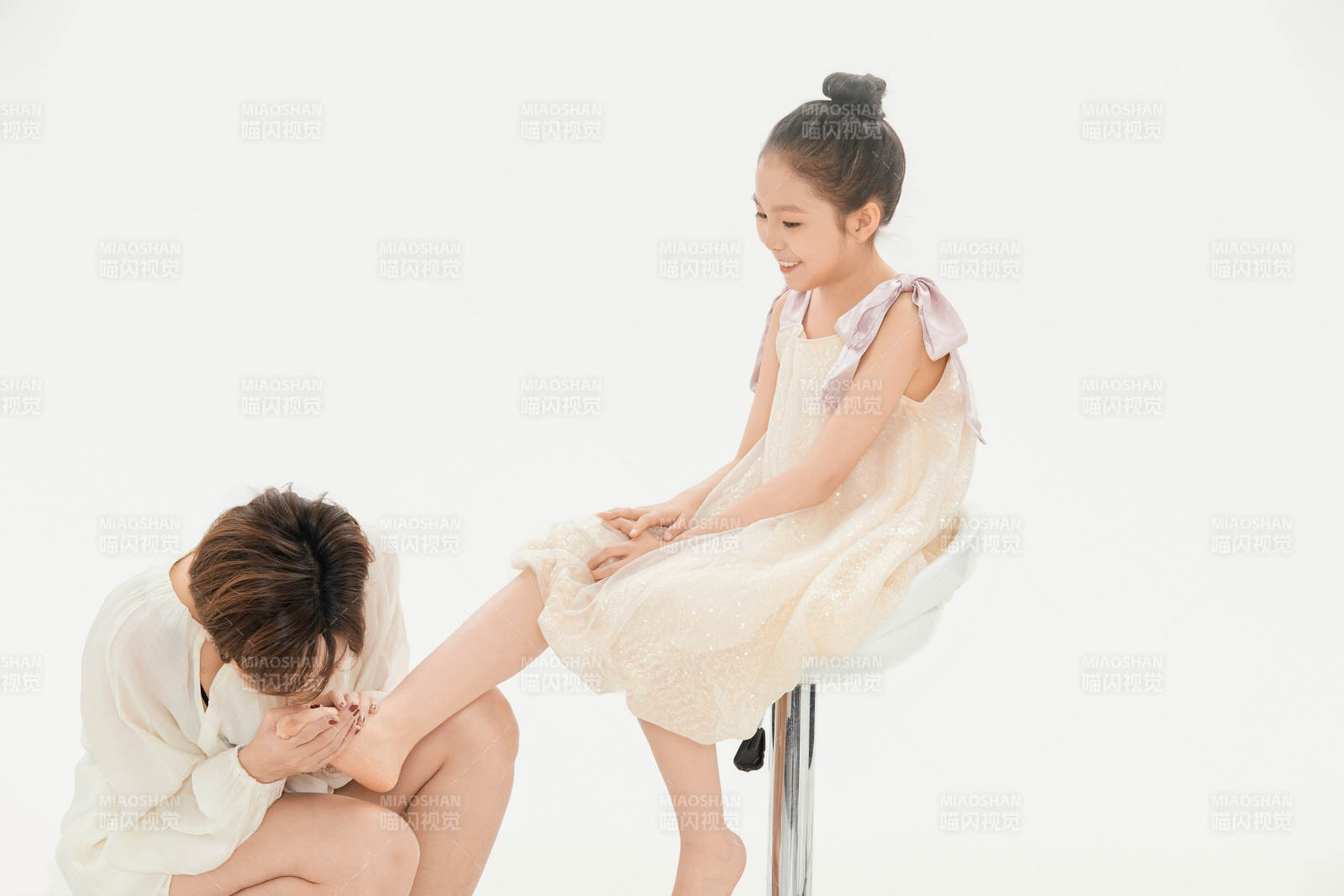 白色背景里的美丽妈妈与可爱女儿亲子人像图片