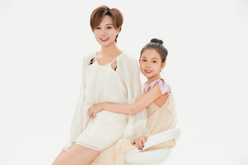 白色背景里的美丽妈妈与可爱女儿亲子人像图片