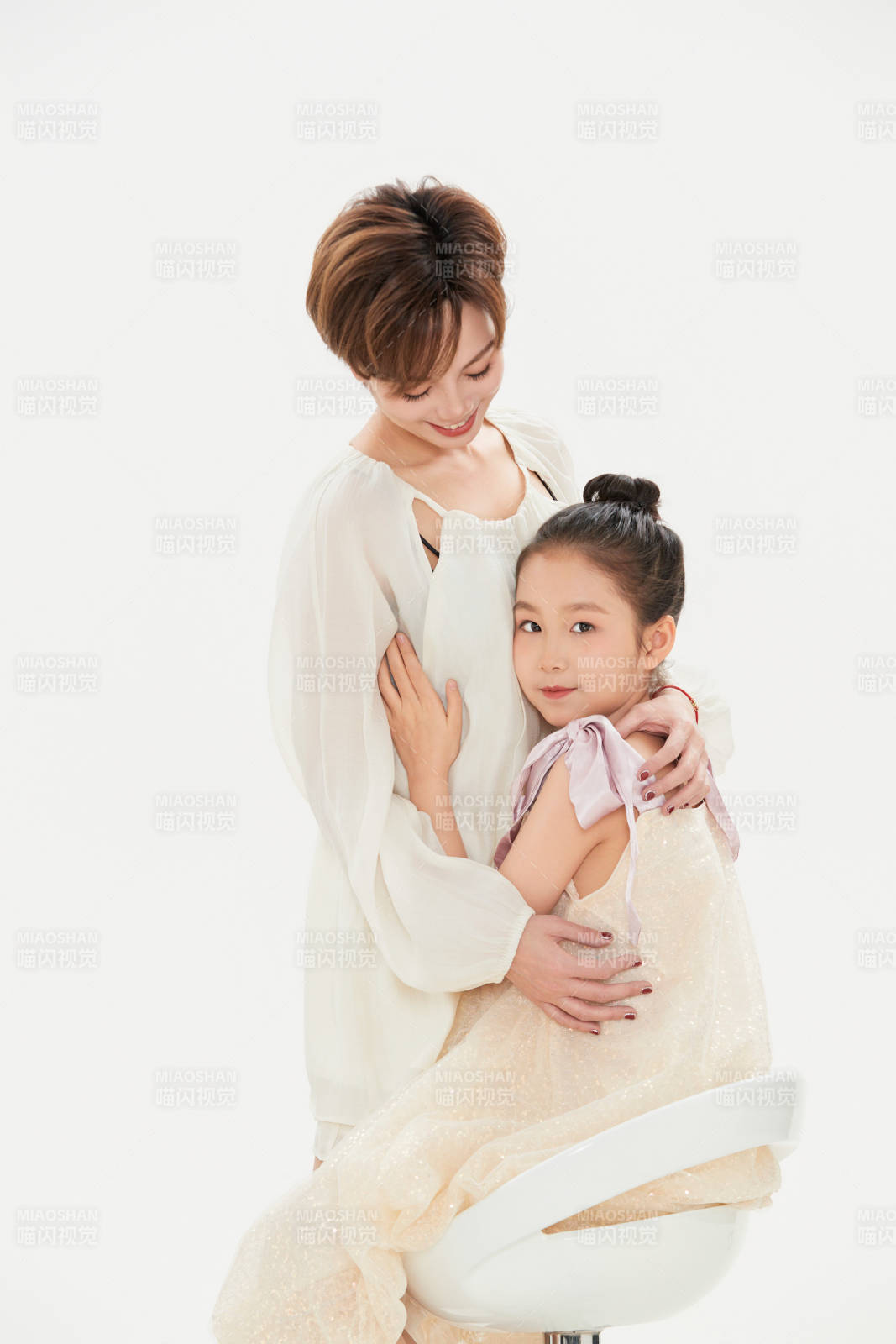 白色背景里的美丽妈妈与可爱女儿亲子人像图片