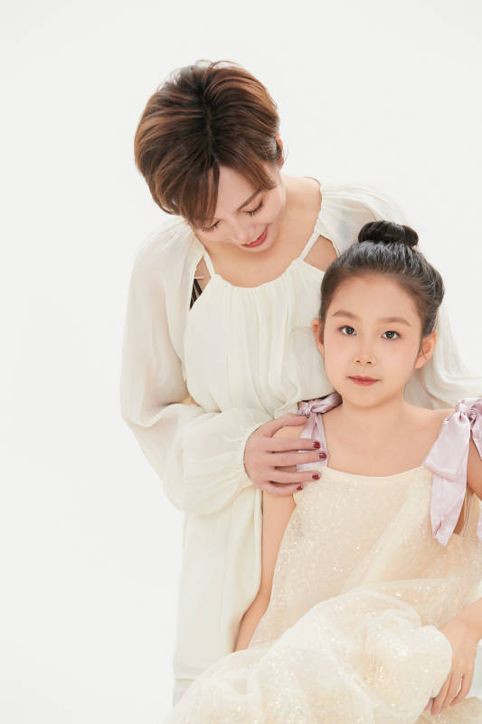 白色背景里的美丽妈妈与可爱女儿亲子人像图片