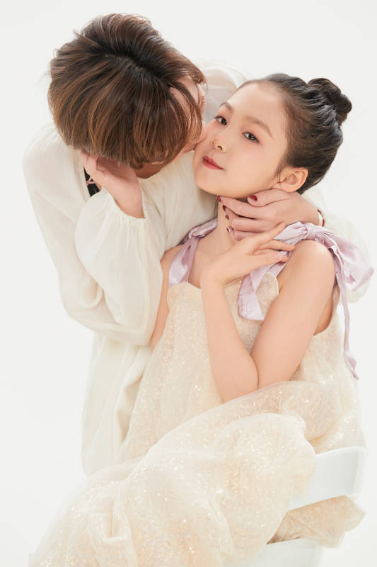 白色背景里的美丽妈妈与可爱女儿亲子人像图片