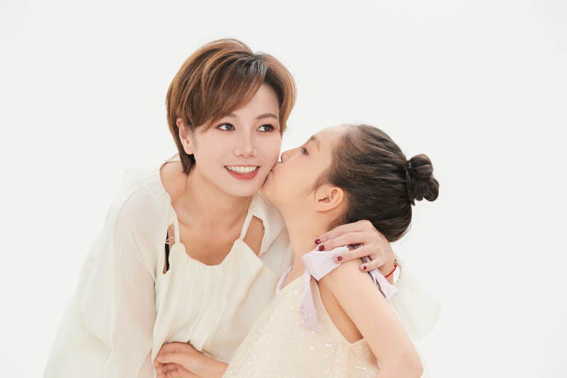白色背景里的美丽妈妈与可爱女儿亲子人像图片