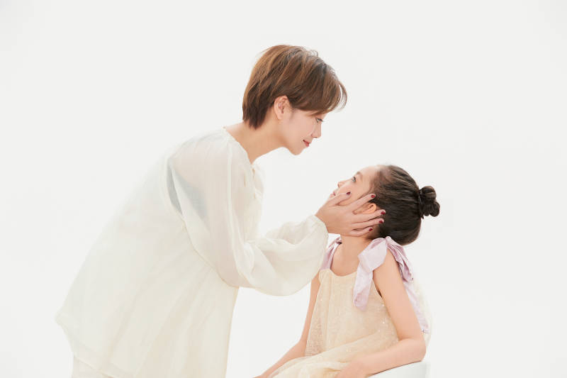 白色背景里的美丽妈妈与可爱女儿亲子人像图片