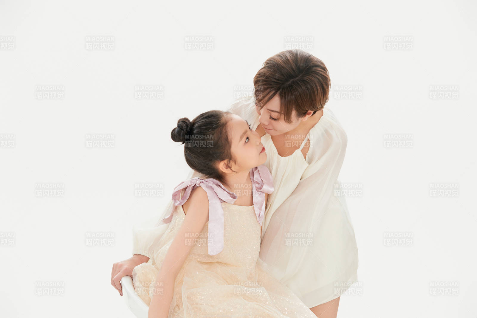 白色背景里的美丽妈妈与可爱女儿亲子人像图片