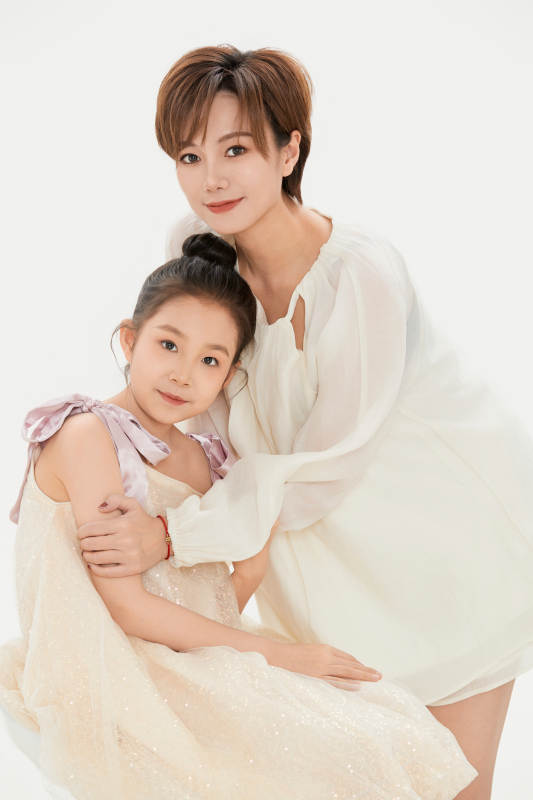 白色背景里的美丽妈妈与可爱女儿亲子人像图片