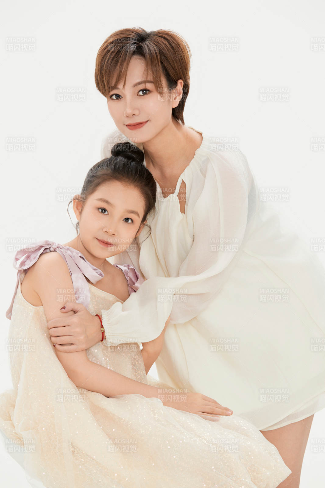 白色背景里的美丽妈妈与可爱女儿亲子人像图片