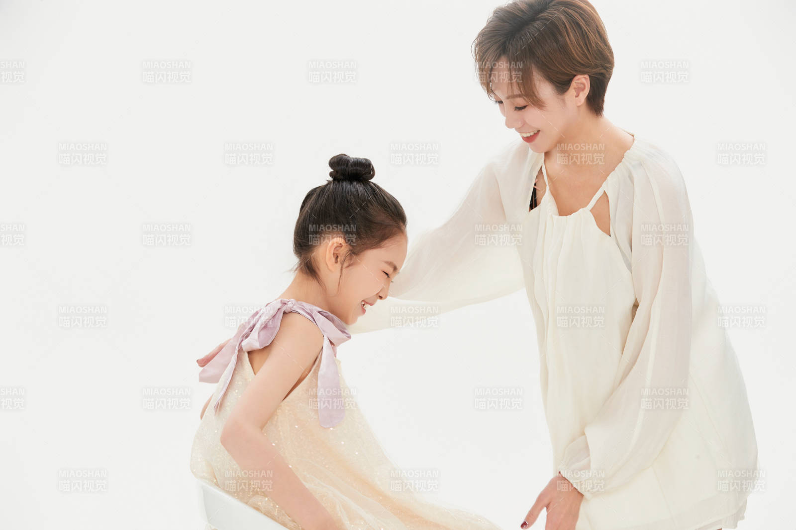 白色背景里的美丽妈妈与可爱女儿亲子人像图片