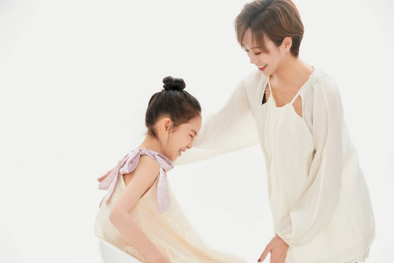 白色背景里的美丽妈妈与可爱女儿亲子人像图片