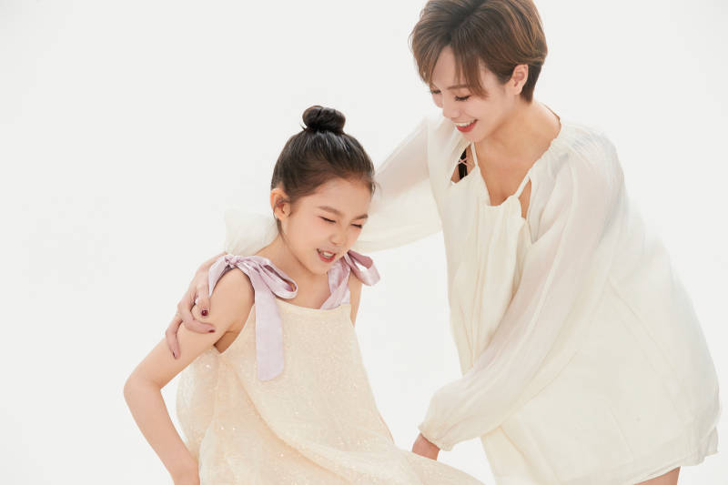 白色背景里的美丽妈妈与可爱女儿亲子人像图片