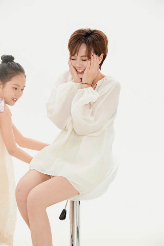 白色背景里的美丽妈妈与可爱女儿亲子人像图片