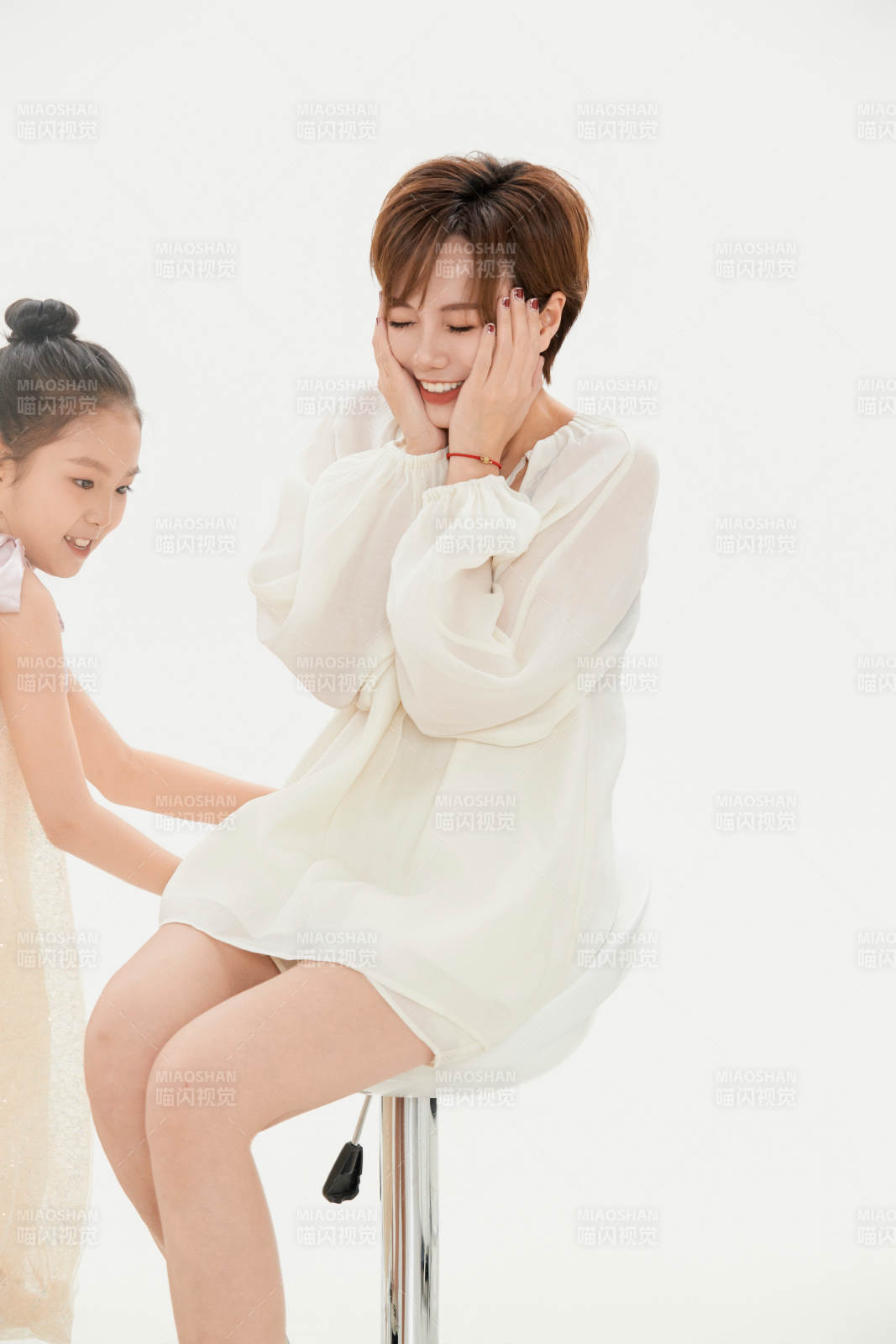 白色背景里的美丽妈妈与可爱女儿亲子人像图片