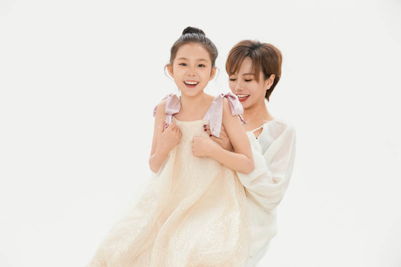 白色背景里的美丽妈妈与可爱女儿亲子人像图片