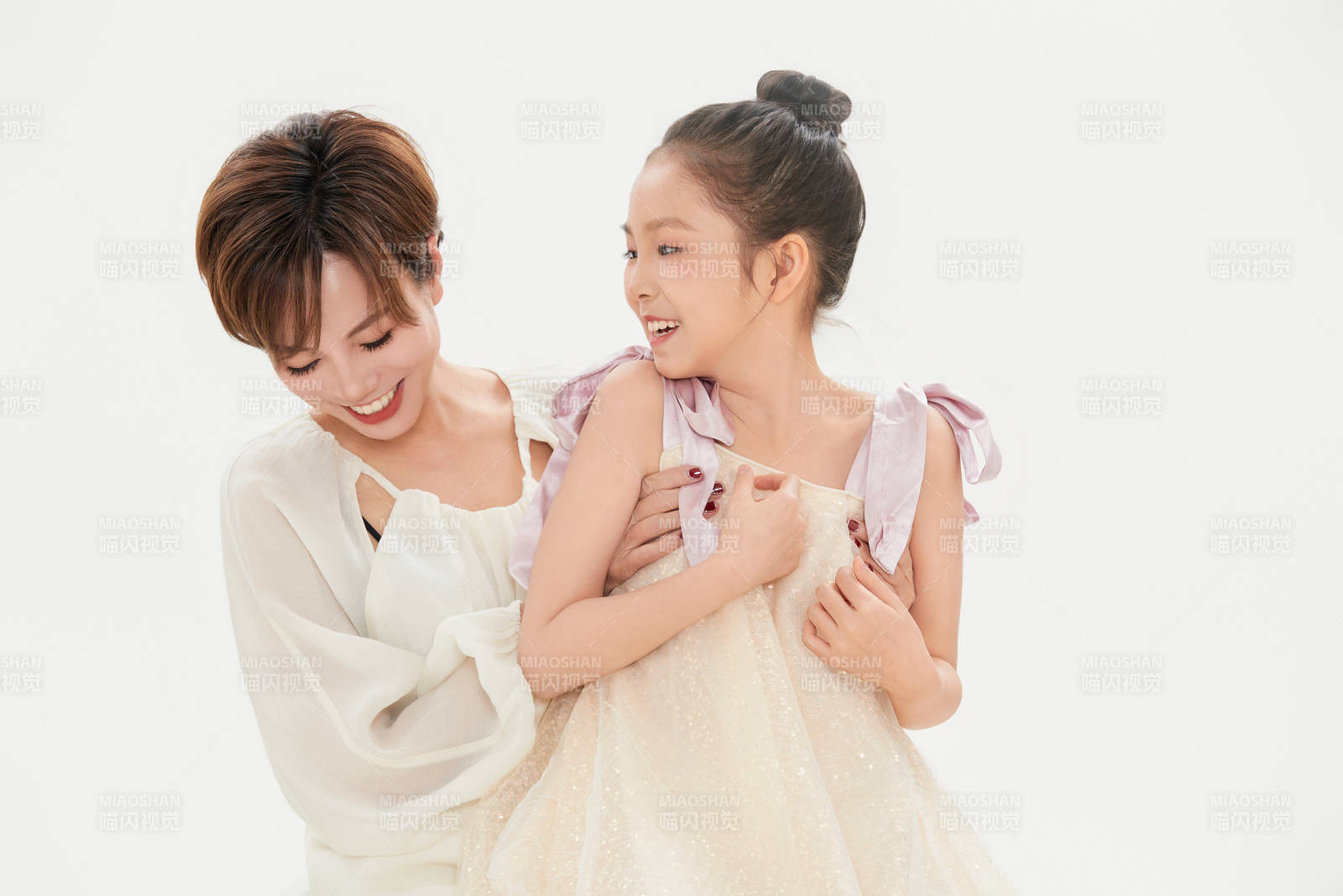 白色背景里的美丽妈妈与可爱女儿亲子人像图片