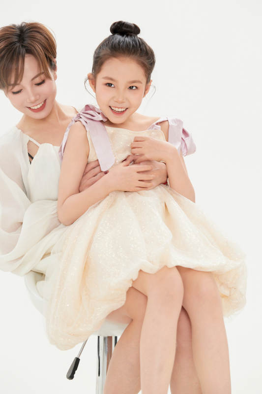 白色背景里的美丽妈妈与可爱女儿亲子人像图片