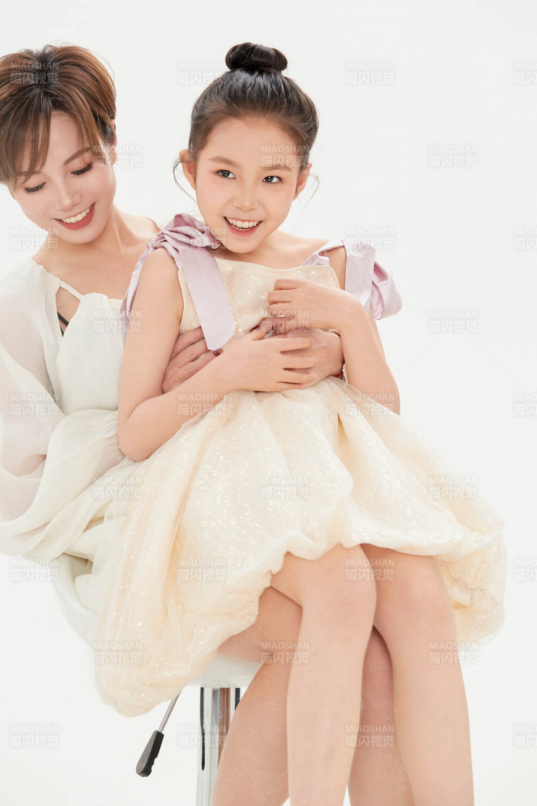 白色背景里的美丽妈妈与可爱女儿亲子人像图片