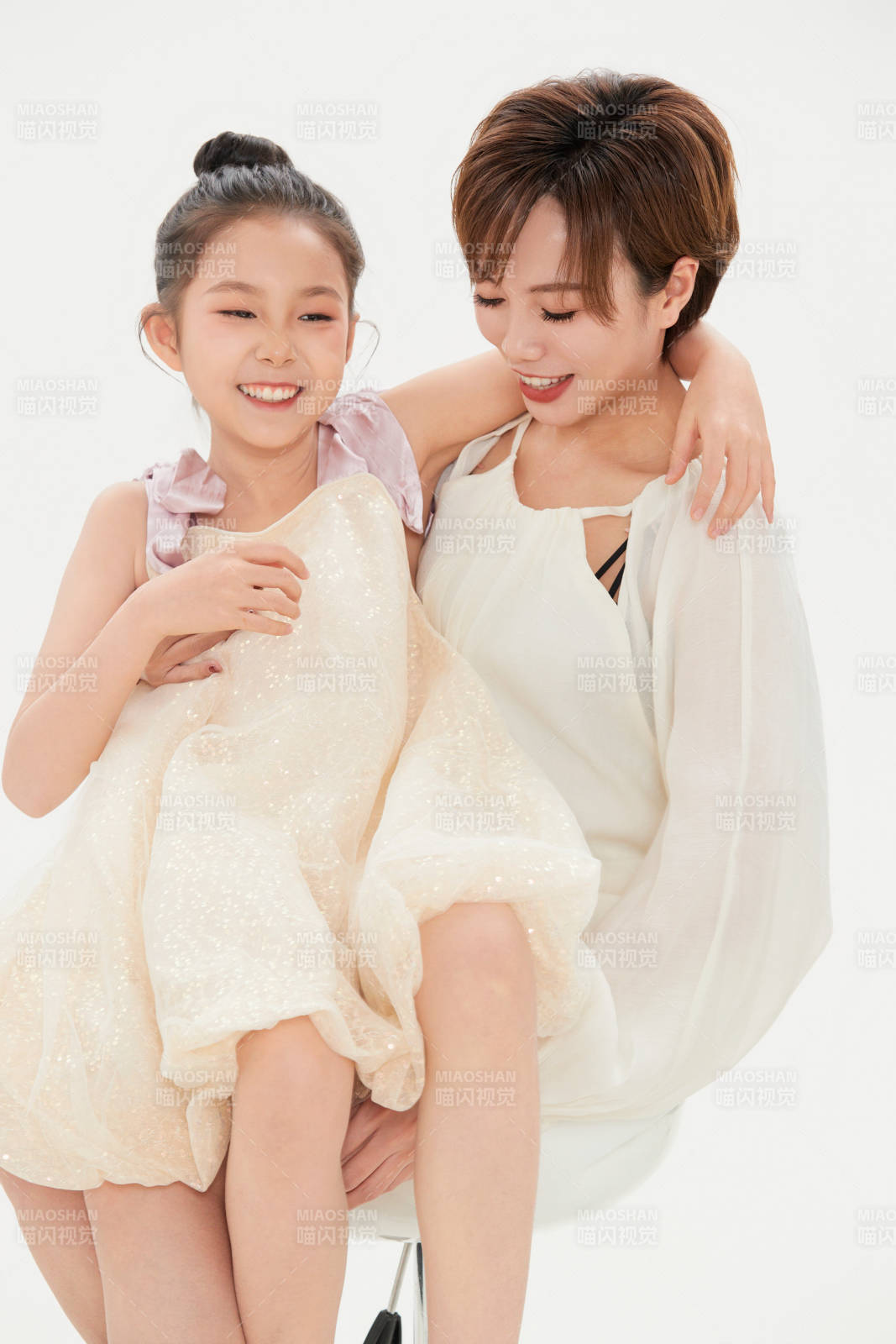 白色背景里的美丽妈妈与可爱女儿亲子人像图片