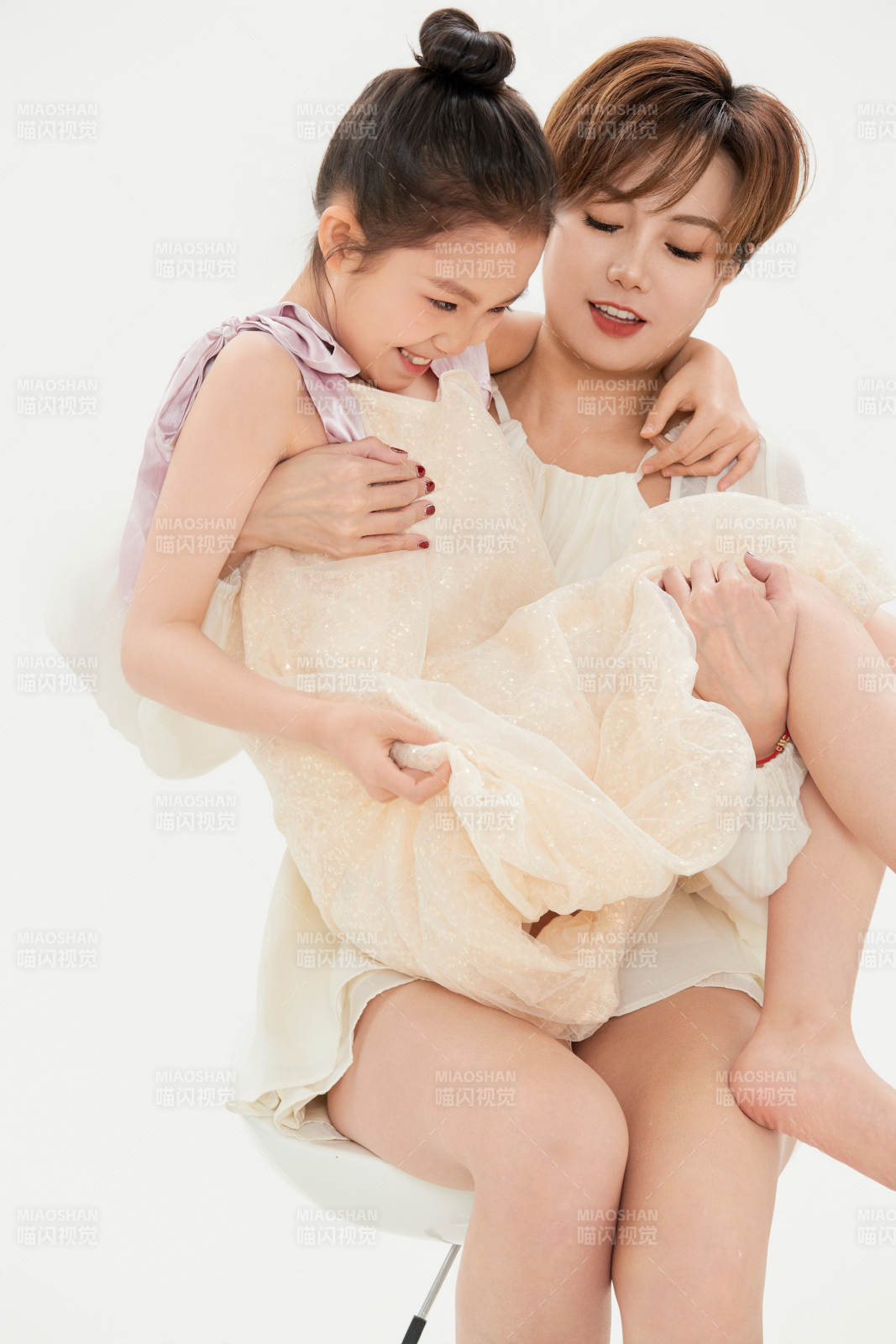 白色背景里的美丽妈妈与可爱女儿亲子人像图片