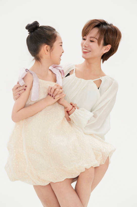 白色背景里的美丽妈妈与可爱女儿亲子人像图片