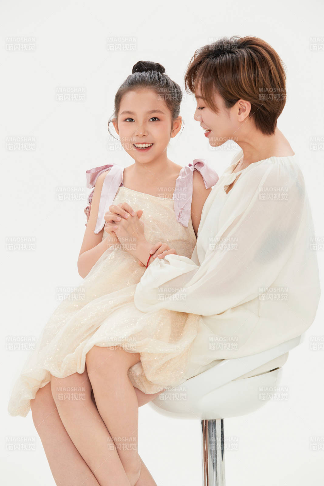白色背景里的美丽妈妈与可爱女儿亲子人像图片