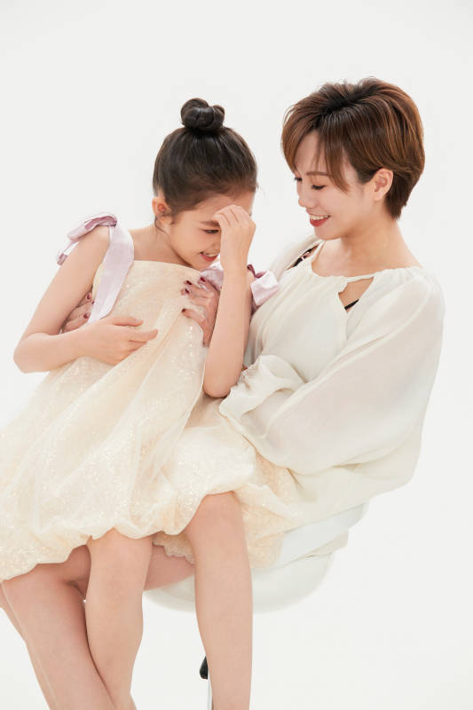 白色背景里的美丽妈妈与可爱女儿亲子人像图片