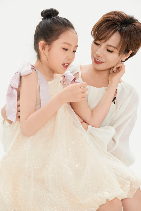 白色背景里的美丽妈妈与可爱女儿亲子人像图片