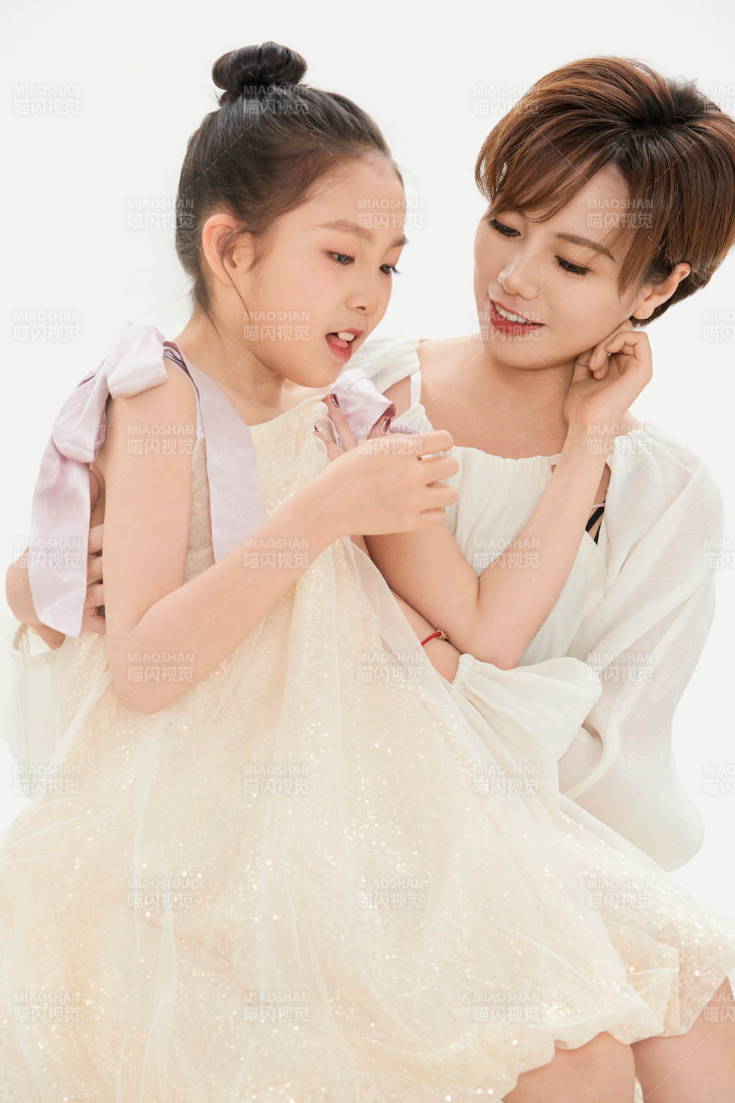 白色背景里的美丽妈妈与可爱女儿亲子人像图片
