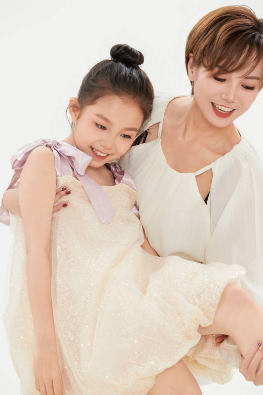 白色背景里的美丽妈妈与可爱女儿亲子人像图片