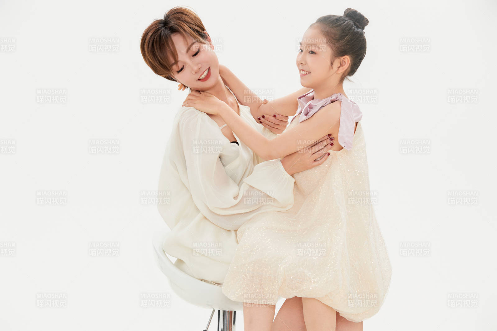 白色背景里的美丽妈妈与可爱女儿亲子人像图片