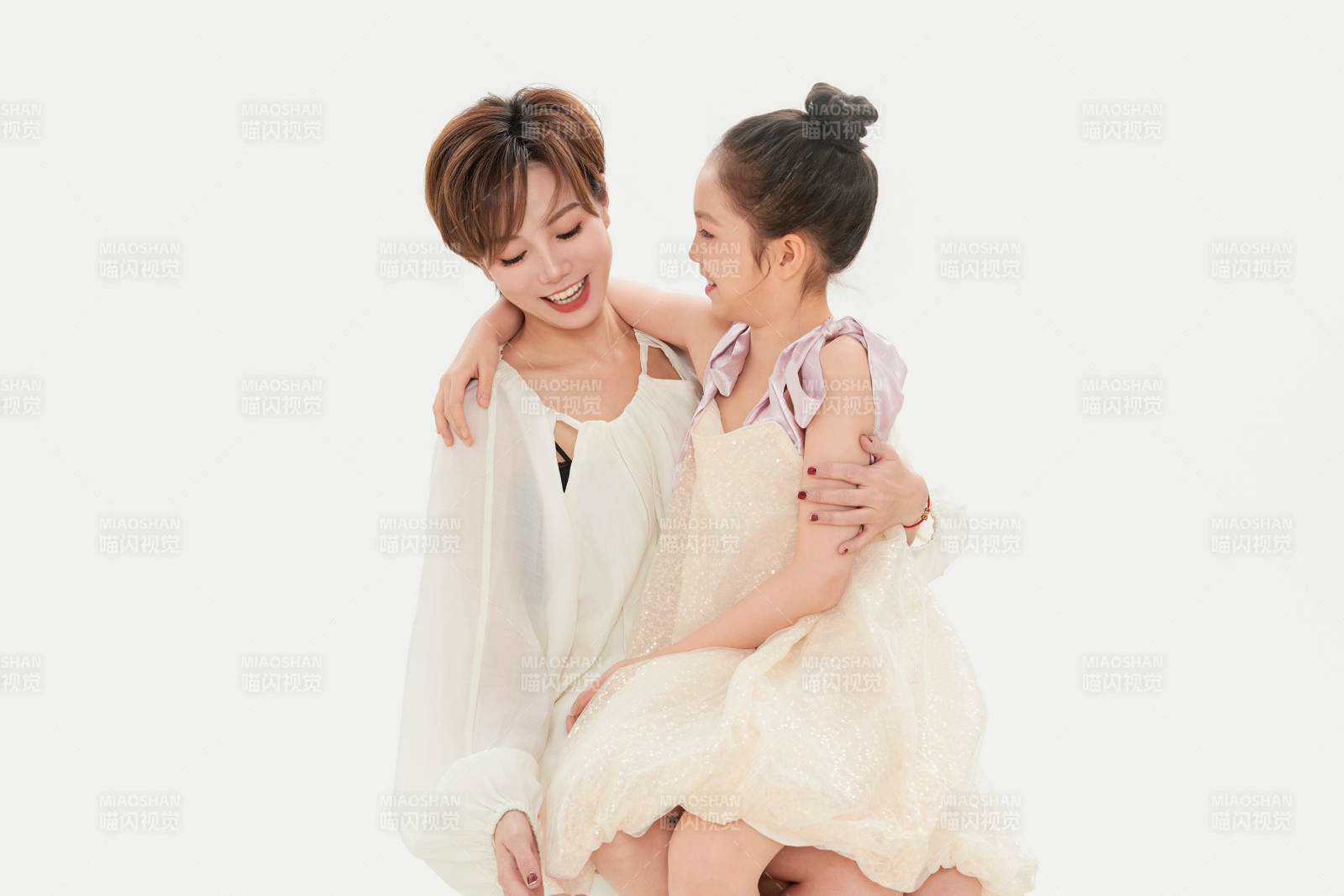 白色背景里的美丽妈妈与可爱女儿亲子人像图片