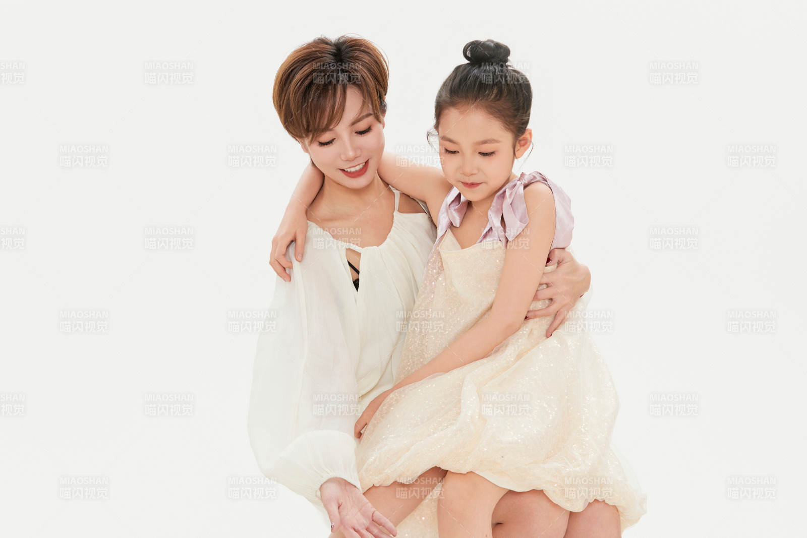 白色背景里的美丽妈妈与可爱女儿亲子人像图片