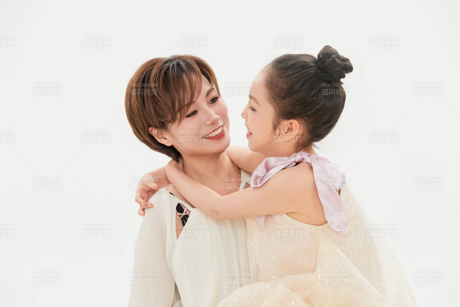 白色背景里的美丽妈妈与可爱女儿亲子人像图片