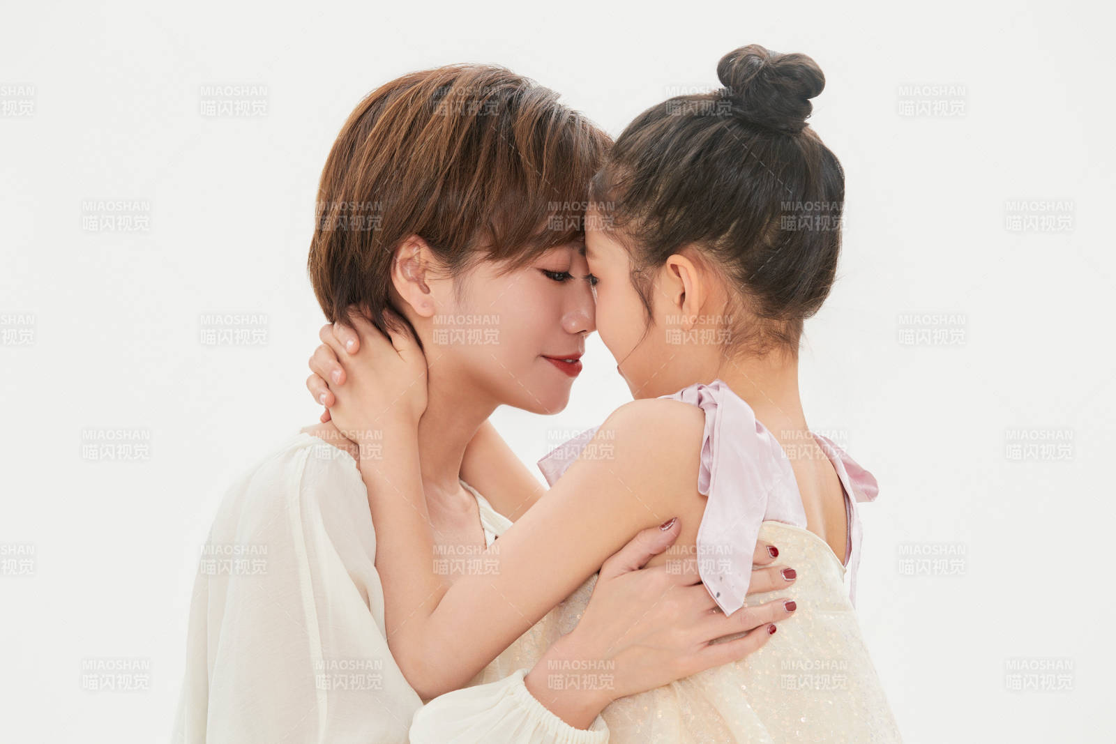白色背景里的美丽妈妈与可爱女儿亲子人像图片