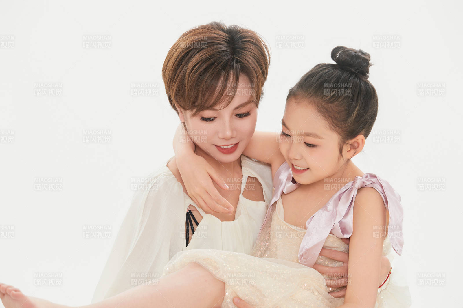 白色背景里的美丽妈妈与可爱女儿亲子人像图片