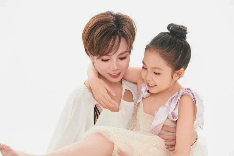 白色背景里的美丽妈妈与可爱女儿亲子人像图片