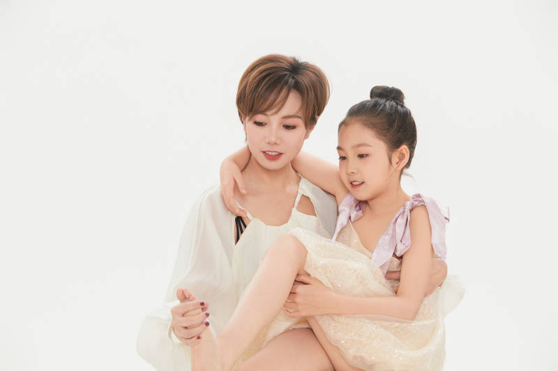 白色背景里的美丽妈妈与可爱女儿亲子人像图片