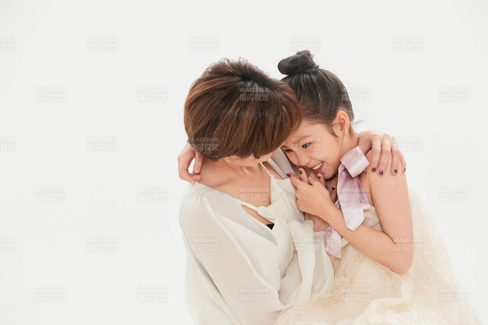 白色背景里的美丽妈妈与可爱女儿亲子人像图片