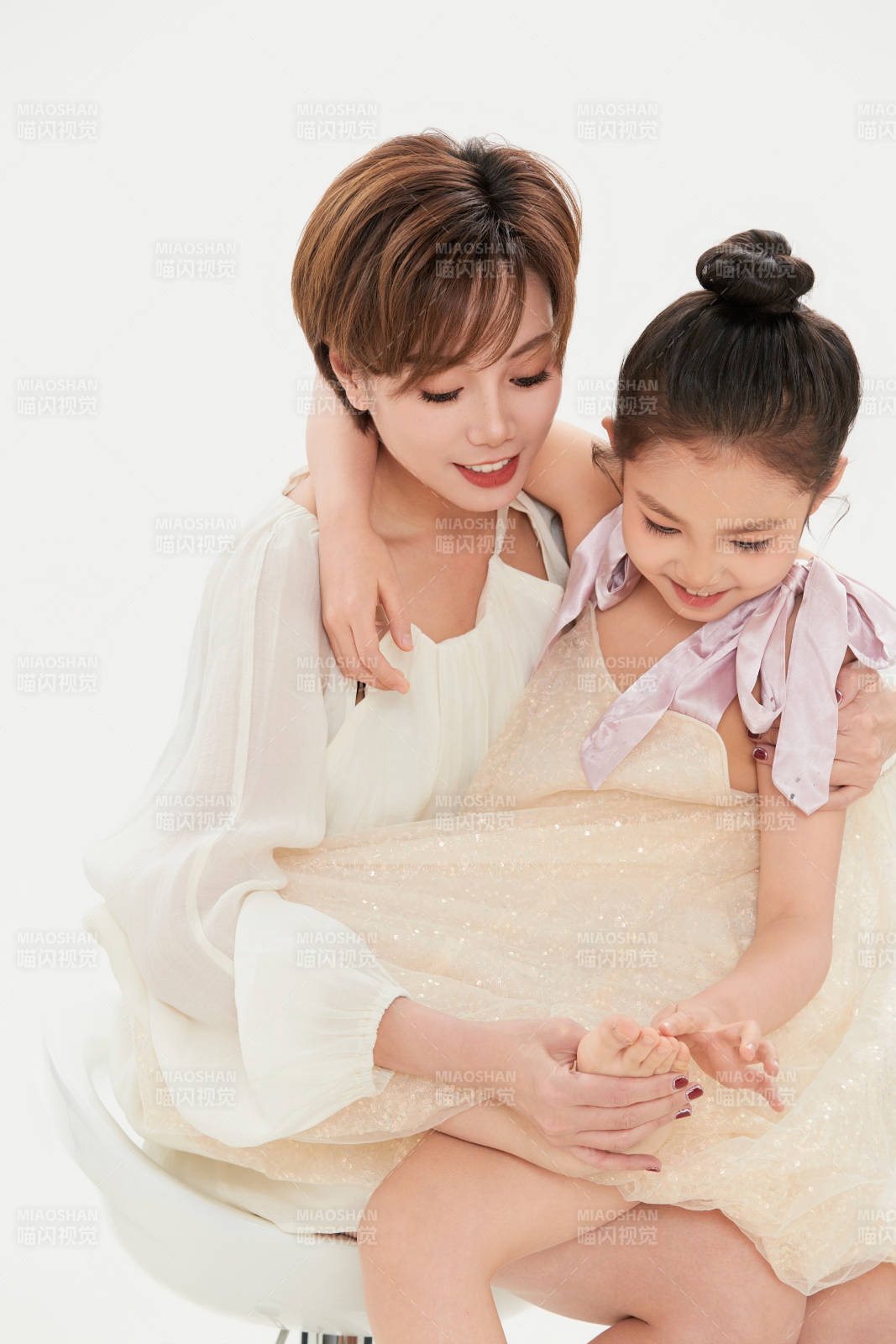 白色背景里的美丽妈妈与可爱女儿亲子人像图片