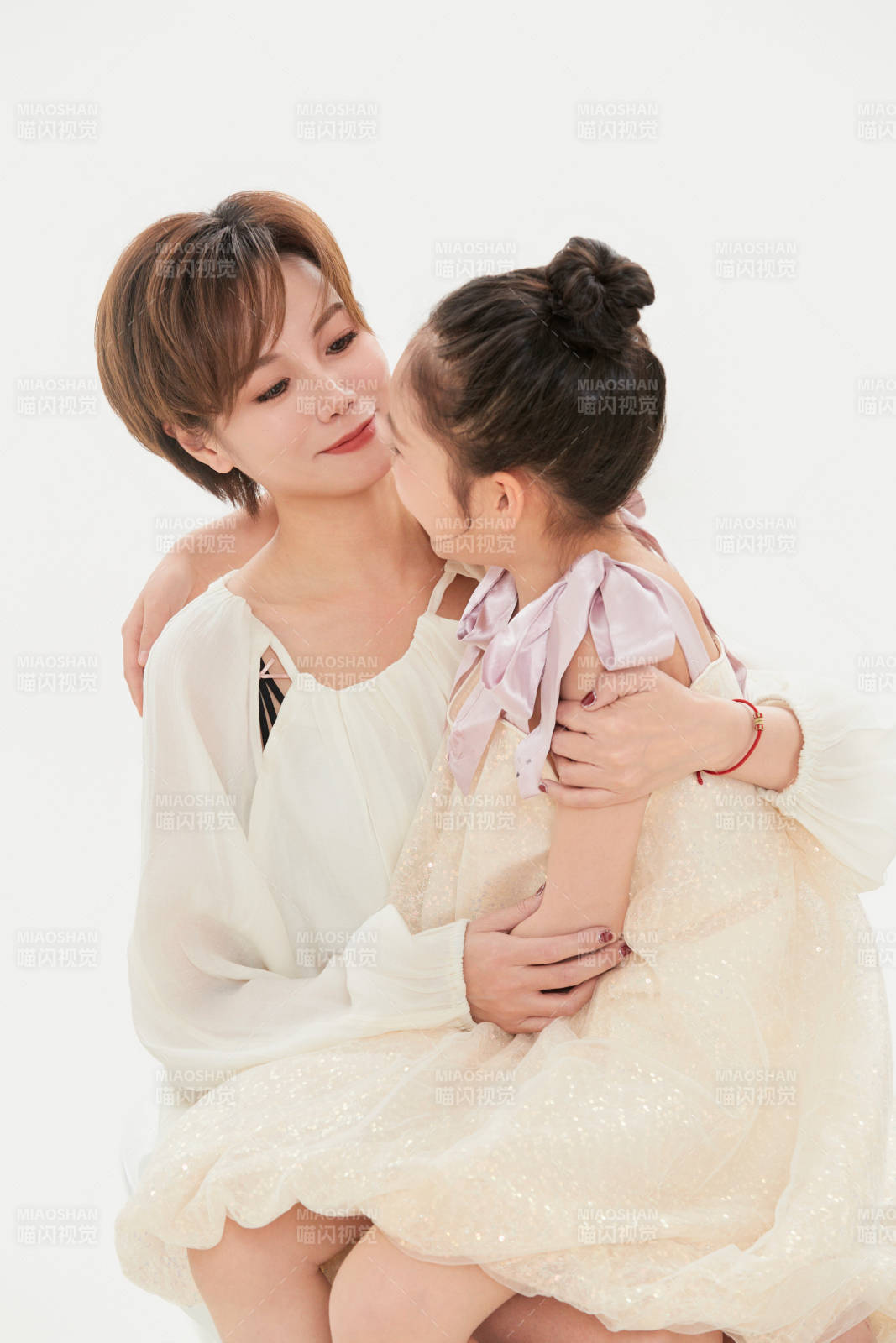白色背景里的美丽妈妈与可爱女儿亲子人像图片