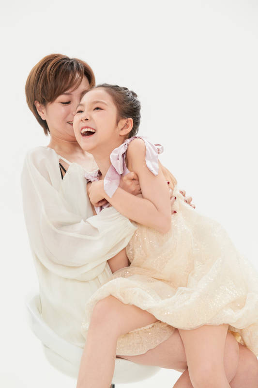 白色背景里的美丽妈妈与可爱女儿亲子人像图片