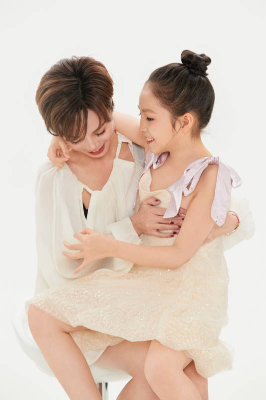白色背景里的美丽妈妈与可爱女儿亲子人像图片